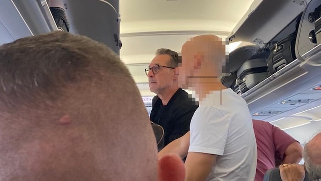 Heinz-Christian Strache on a plane to the Balearic island. (Bild: zVg, Krone KREATIV)