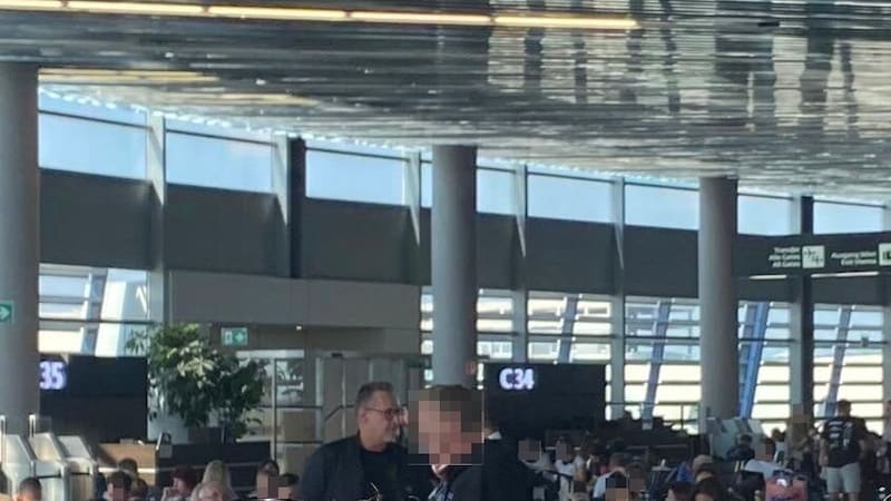 Strache at the airport - he repeatedly sought to talk to other passengers. (Bild: zVg, Krone KREATIV)