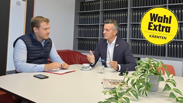 Gernot Darmann (right) in an interview with the "Krone" newspaper (Bild: Evelyn Hronek)