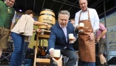 As last year, Mayor Michael Ludwig (center) opens the Kirtag with the traditional beer tapping. (Bild: Jöchl Martin)