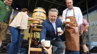 Wie im vergangenen Jahr eröffnet Bürgermeister Michael Ludwig (Mitte) den Kirtag mit dem traditionellen Bieranstich. (Bild: Jöchl Martin)