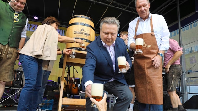 Wie im vergangenen Jahr eröffnet Bürgermeister Michael Ludwig (Mitte) den Kirtag mit dem traditionellen Bieranstich. (Bild: Jöchl Martin)