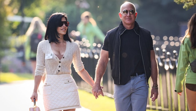 Lauren Sanchez is fully supported by her fiancé Jeff Bezos. (Bild: picturedesk.com/Brendan McDermid / REUTERS)