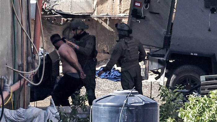 Andere Bilder aus Jenin zeigen, wie Palästinenser von der Armee festgenommen werden.