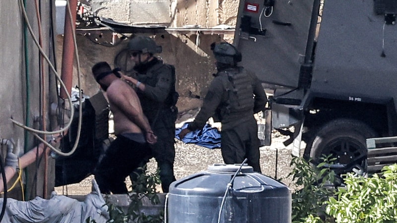 Other images from Jenin show Palestinians being arrested by the army. (Bild: AFP)