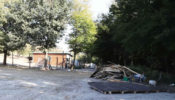 Erste Holzbauten sind für den Abtransport vorbereitet.
