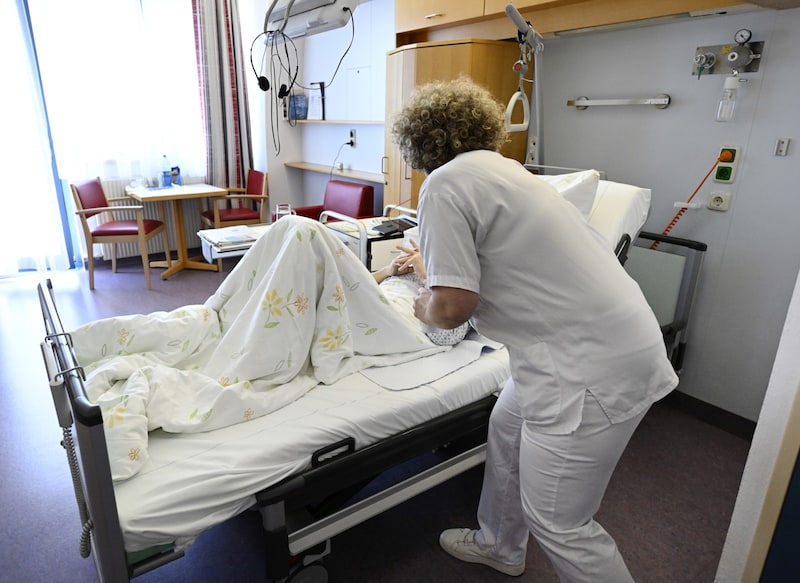 Staff are urgently needed in the care sector. (Bild: APA/HANS KLAUS TECHT)