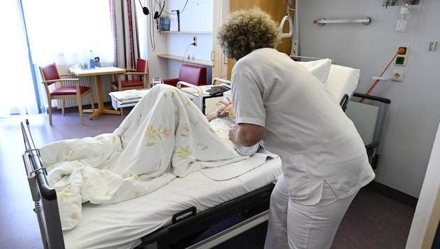 More than 50 percent of nursing staff work part-time (symbolic image). (Bild: APA/HANS KLAUS TECHT)