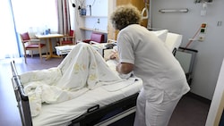 Mehr als 50 Prozent des Pflegepersonals arbeitet Teilzeit (Symbolbild).  (Bild: APA/HANS KLAUS TECHT)
