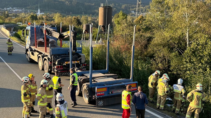 The fire department had to be called out to recover the car. (Bild: ZOOM Tirol/zoom.tirol)