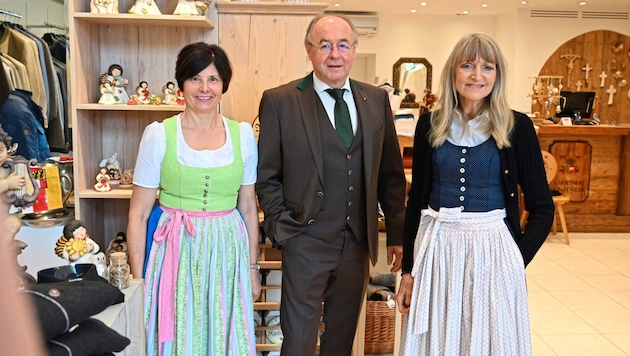 Mrs. Susi, Ewald and Elisabeth Opetnik are known to every Heimatwerk customer in Klagenfurt. The Opetniks are now thinking of handing over this "wonderful task" to new hands. Takeover wanted! (Bild: Evelyn Hronek/EVELYN HRONEK)