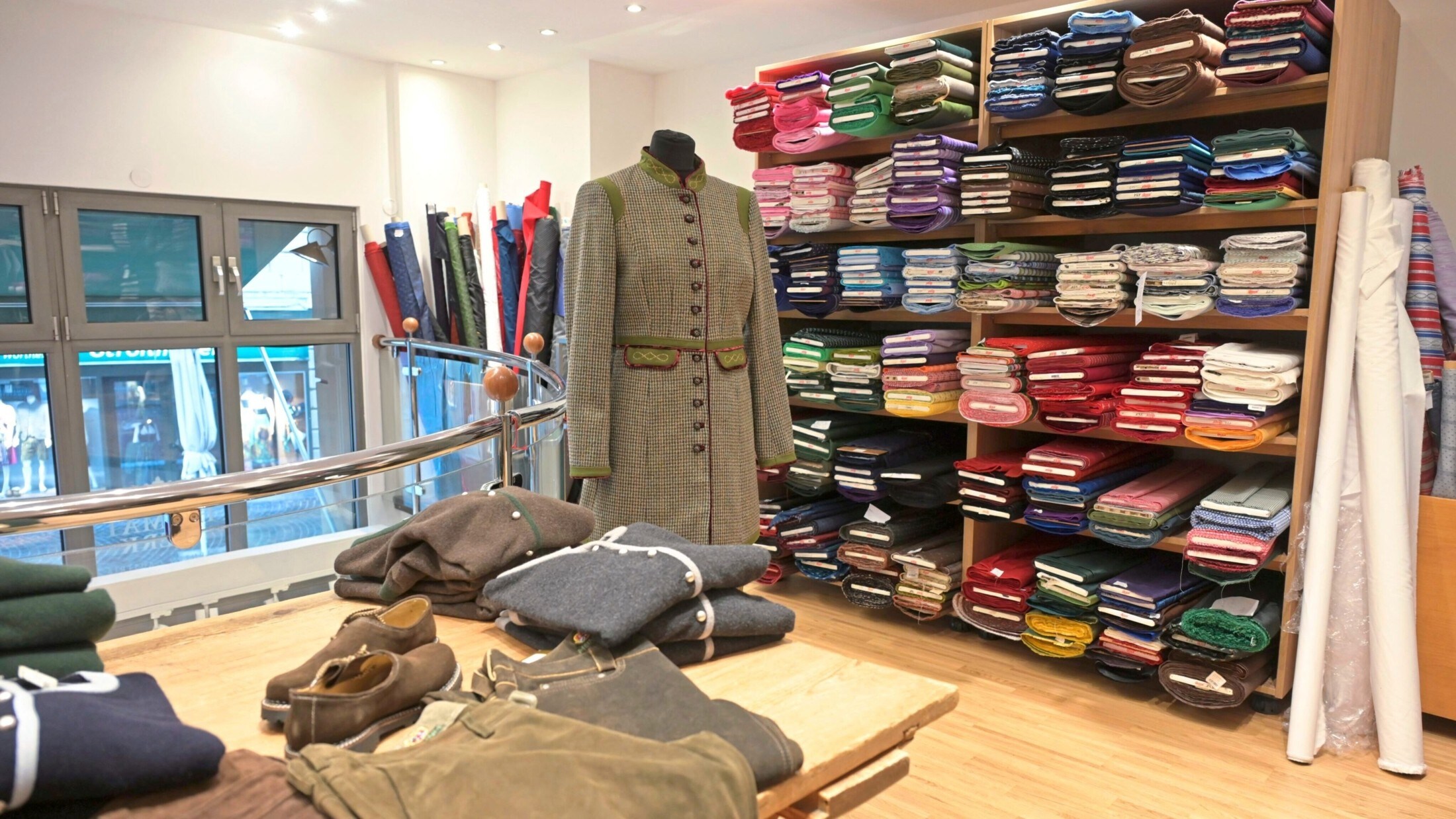 Dirndln, Trachten, Gewänder für Damen und Herren sowie Kinder, Stoffe, Schmuck, Taschen, ...