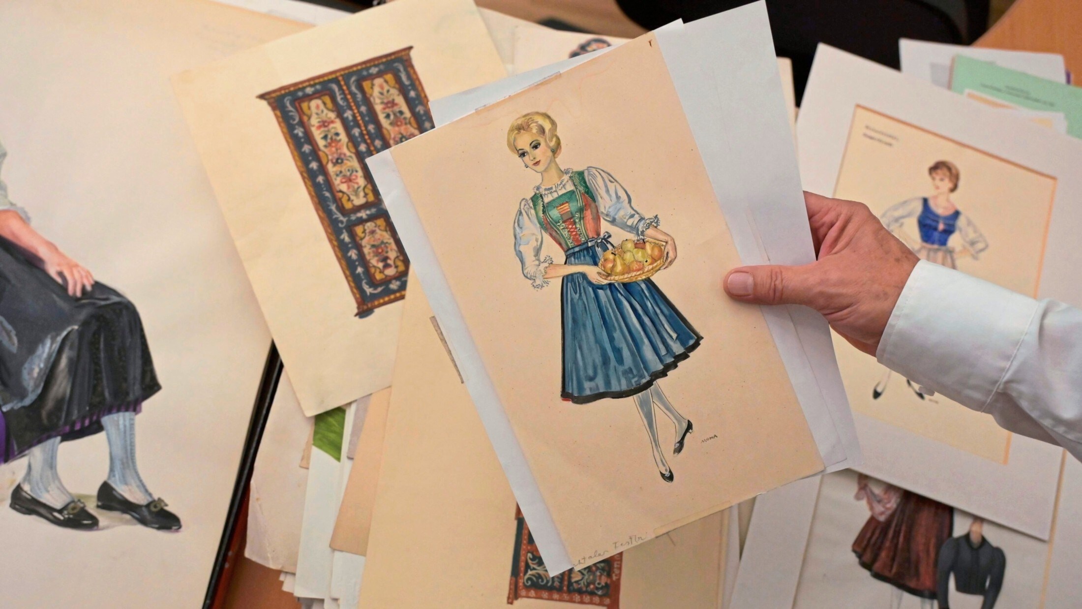 Trachtenarchiv: Zahlreiche Ordner mit Figurinen und detailgenauen Beschreibungen von Schnitten, ...