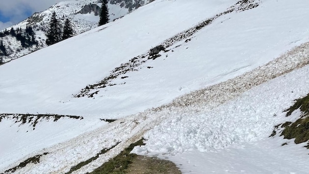 A hiking trail on the Hohe Veitsch that has been covered in snow (Bild: Thomas Köck)