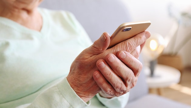 Many older people also use the program on their smartphones. (Bild: stock.adobe.com)