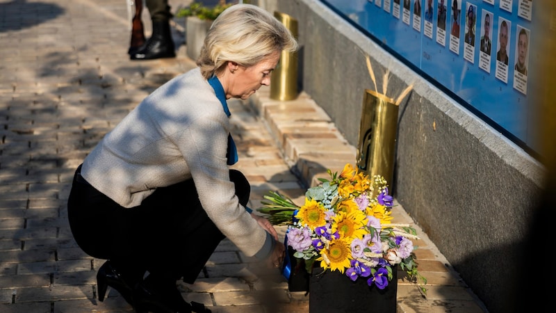 EU-Kommissionspräsidentin Ursula von der Leyen besucht aktuell die Ukraine. (Bild: AP)