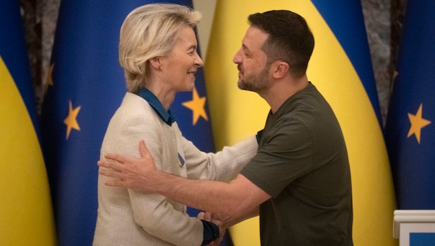 EU Commission President Ursula von der Leyen and Ukrainian President Volodymyr Selenskyj. (Bild: AP)