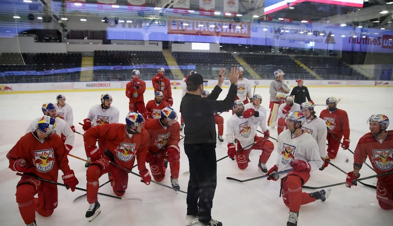 Intensive Vorbereitung auf den Liga-Start: Trainer David und seine Eisbullen. (Bild: Tröster Andreas)