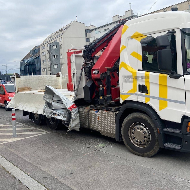 Die seitliche Ladeklappe des Lastwagens war geöffnet. Offenbar ohne, dass es der Lenker wusste. (Bild: Stadt Wien/Feuerwehr)