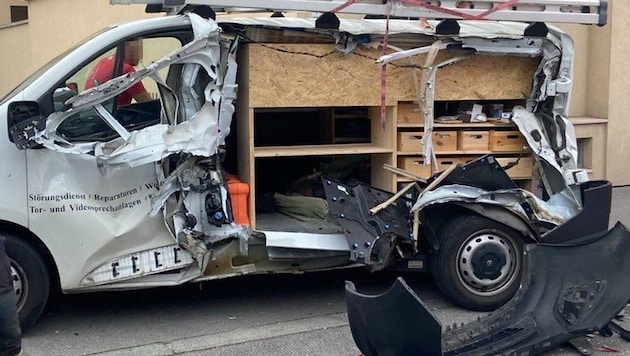 Repairs are normally carried out on that vehicle in the urban area. It is unclear whether the car itself can still be repaired. (Bild: Stadt Wien/ Feuerwehr)