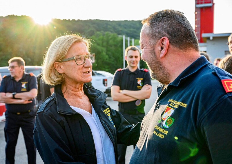 Im Katastrophengebiet: Landeshauptfrau Johanna Mikl-Leitner im Gespräch mit einem Helfer der Feuerwehr.  (Bild: NLK/Burchhart)