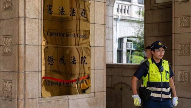 A policeman in front of the Constitutional Court in Taipei (Bild: AFP/Yan ZHAO)