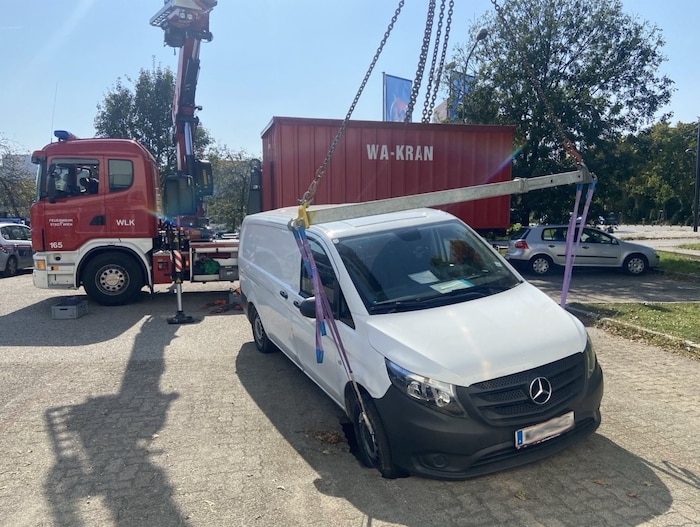 Versunken: Wassermassen sorgten dafür, dass ein Parkplatz in Floridsdorf nachgab.