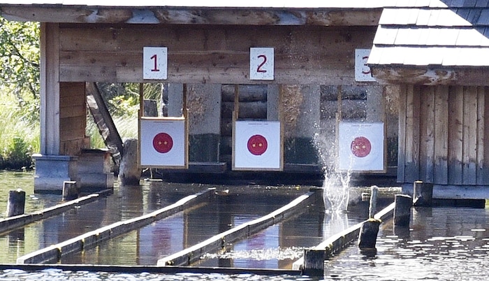 Einzigartig: Die Schüsse werden vom Wasser auf die Scheibe gelenkt.