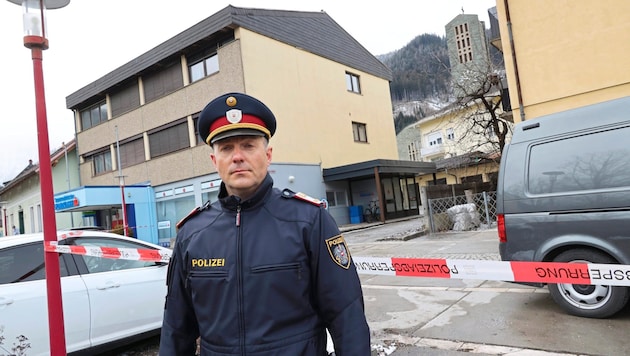 Polizeisprecher Heimo Kohlbacher, hier im Bild vor der Polizeiinspektion Trieben nach dem tödlichen Angriff auf den Kommandanten.  (Bild: Jauschowetz Christian)