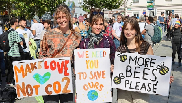 The demonstrators met at Lendplatz with banners and signs. (Bild: Jauschowetz Christian)