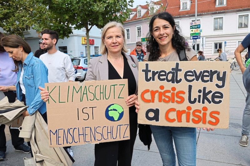 Auch Judith Schwentner und Sandra Krautwaschl (beide „Die Grünen“) gingen mit auf die Straße. (Bild: Jauschowetz Christian)