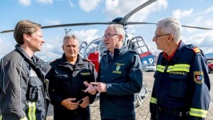 Pernkopf stand mit dem Landesfeuerwehrkommandanten an der Spitze des Krisenstabes. Sie verschafften sich auch aus der Luft ein Bild der Lage. (Bild: Antal Imre/Imre Antal)