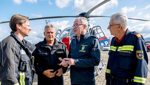 Pernkopf headed the crisis team together with the provincial fire brigade commander. They also got a picture of the situation from the air. (Bild: Antal Imre/Imre Antal)