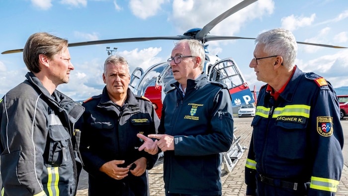 Landesfeuerwehrkommandant Dietmar Fahrafellner (2. v. li.) und Landesvize Stephan Pernkopf (3. ...