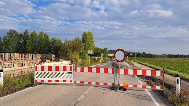 Im Tullnerfeld – wie hier bei Michelhausen – sind noch immer zahlreiche Straßen gesperrt. (Bild: Lauber)