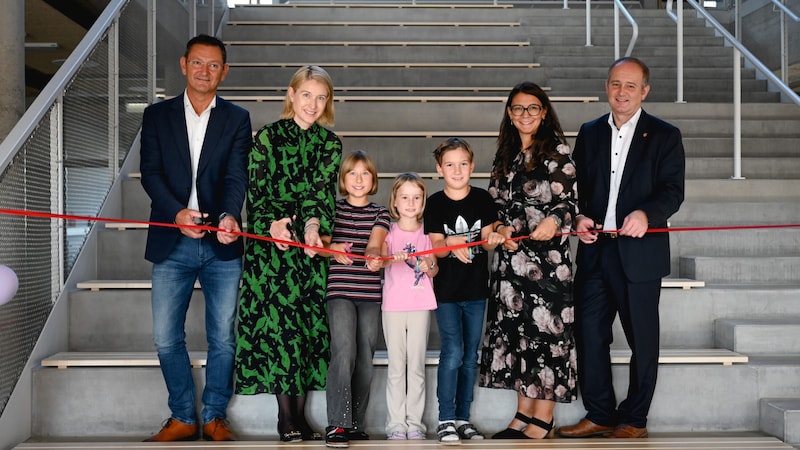 Gemeinsam mit Schülern eröffneten der Piberbacher Bürgermeister Markus Mitterbaur, LH-Vize Christine Haberlander, Direktorin Lisa Hosinger und der Kematener Ortschef Markus Stadlbauer (v.l.) symbolisch die neue Volksschule. (Bild: Markus Wenzel)