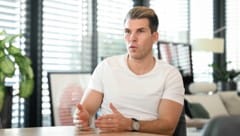 „Mister Runtastic“ Florian Gschwandtner bei einem Interviewtermin mit der „Krone“. Nach der Entscheidung von adidas, die drei Runtastic-Standorte zu schließen, gab der Mitgründer der Firma in seinem Podcast nun ein Statement dazu ab. (Bild: Wenzel Markus)