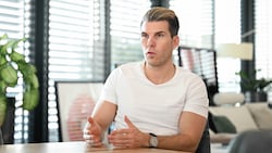 „Mister Runtastic“ Florian Gschwandtner bei einem Interviewtermin mit der „Krone“. Nach der Entscheidung von adidas, die drei Runtastic-Standorte zu schließen, gab der Mitgründer der Firma in seinem Podcast nun ein Statement dazu ab. (Bild: Wenzel Markus)