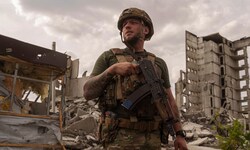 Ukrainischer Soldat inmitten von Zerstörung