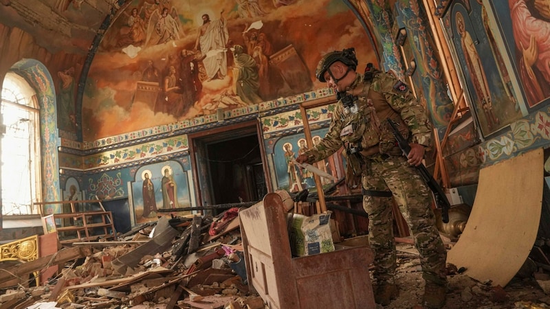 A destroyed church (Bild: AP/Evgeniy Maloletka)