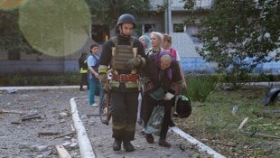 Evakuierung von Menschen in der Ukraine (Bild: AP/Ukraine‘s Emergency Service)