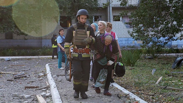 Evakuierung von Menschen in der Ukraine (Bild: AP/Ukraine‘s Emergency Service)