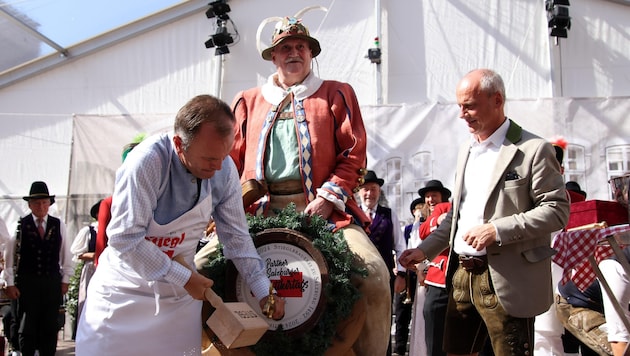 Hanswurst brachte Bernhard Auinger beim Fassanstich Glück: Mit vier Schlägen meisterte er seine Volksfest-Premiere. (Bild: Tröster Andreas)