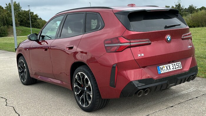 Das Heck des X3 M50 ist besonders auffällig.
