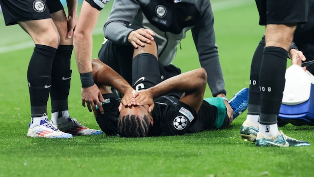 The injured Gregory Wüthrich ... (Bild: AFP)