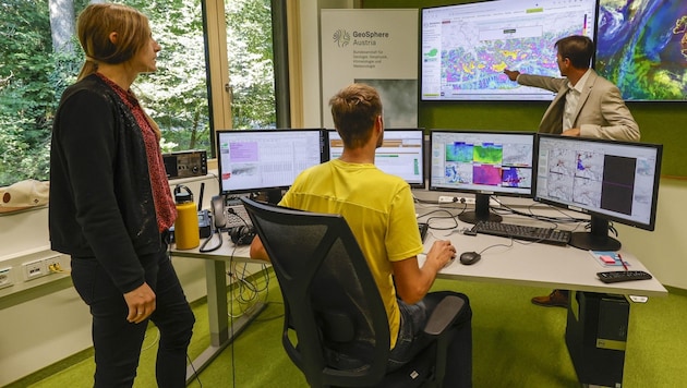 Michael Butschek (rechts) und sein Meteorologen-Team im brandneuen Vorhersage-Raum. (Bild: Tschepp Markus)