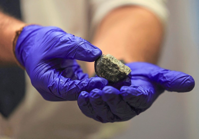 The stone from space is no more than the size of a fist (symbolic image). (Bild: REUTERS)