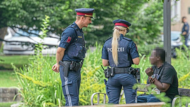 The police have been increasing their presence in Graz's parks for months. (Bild: Juergen Fuchs, Krone KREATIV)