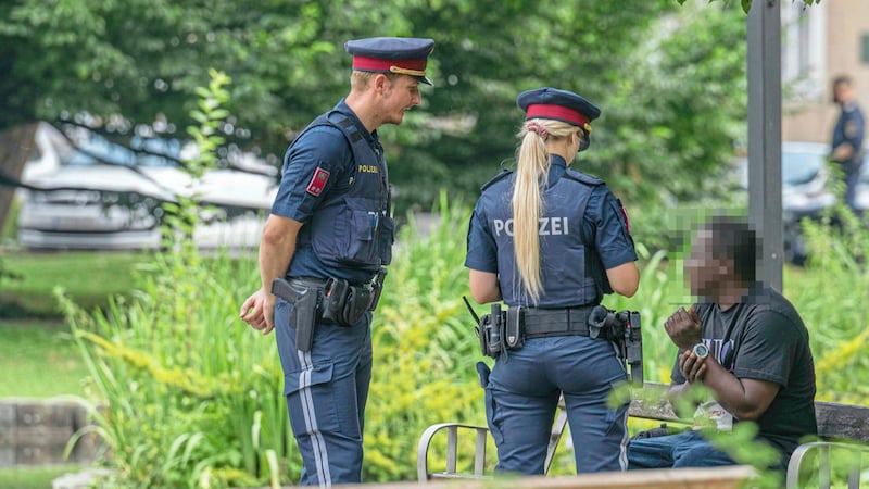 Die Polizei bei Kontrollen (Bild: Juergen Fuchs, Krone KREATIV)