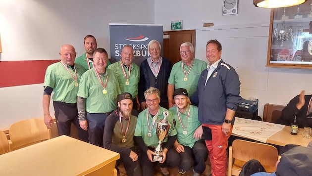 Gries back on the throne after seven years: Erwin Etzer, Patrick Fischer, Martin Leitner, Wolfgang Fischer, Josef Katsch, Hans Gruber with association vice-president Hans Peter Hettegger (standing) as well as Dominik and Bernd Fischer, Bernhard Gruber (from left to right/Gerhard Etzer not in picture). (Bild: Peter Hettegger)